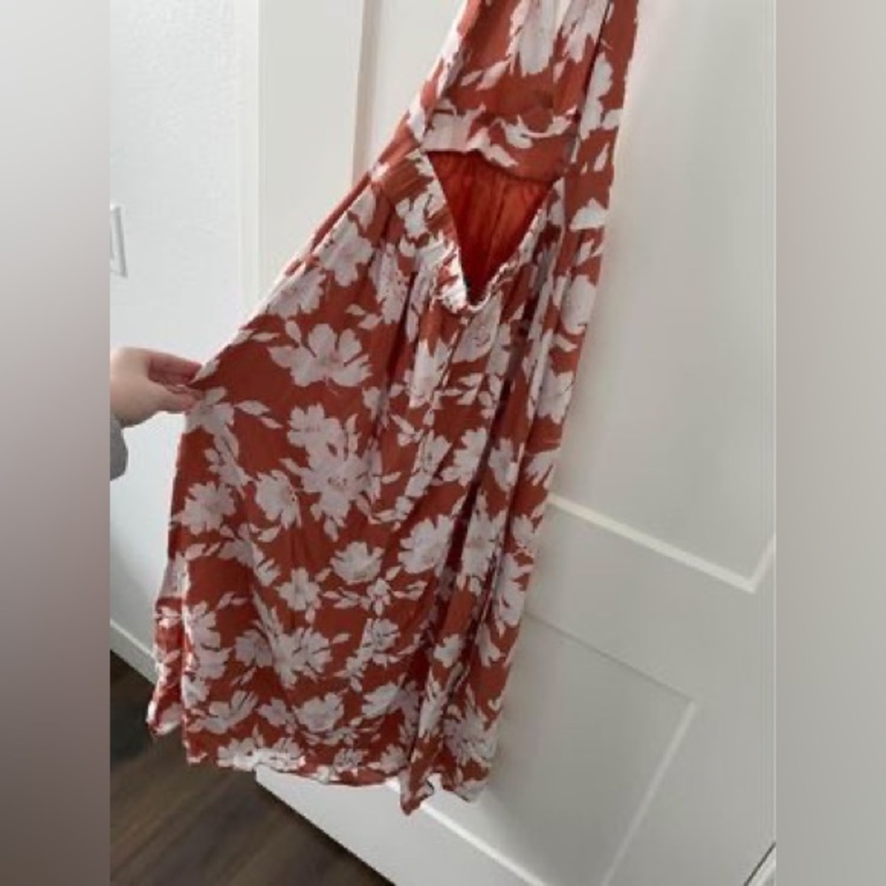 Never worn lulus dress. Only tried on. Fits like an XS/S. $30 or best offer. - Picture 4 of 5